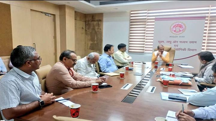 मंत्री श्री सखलेचा ने मंत्रालय में अधिकारियों के साथ बैठक की